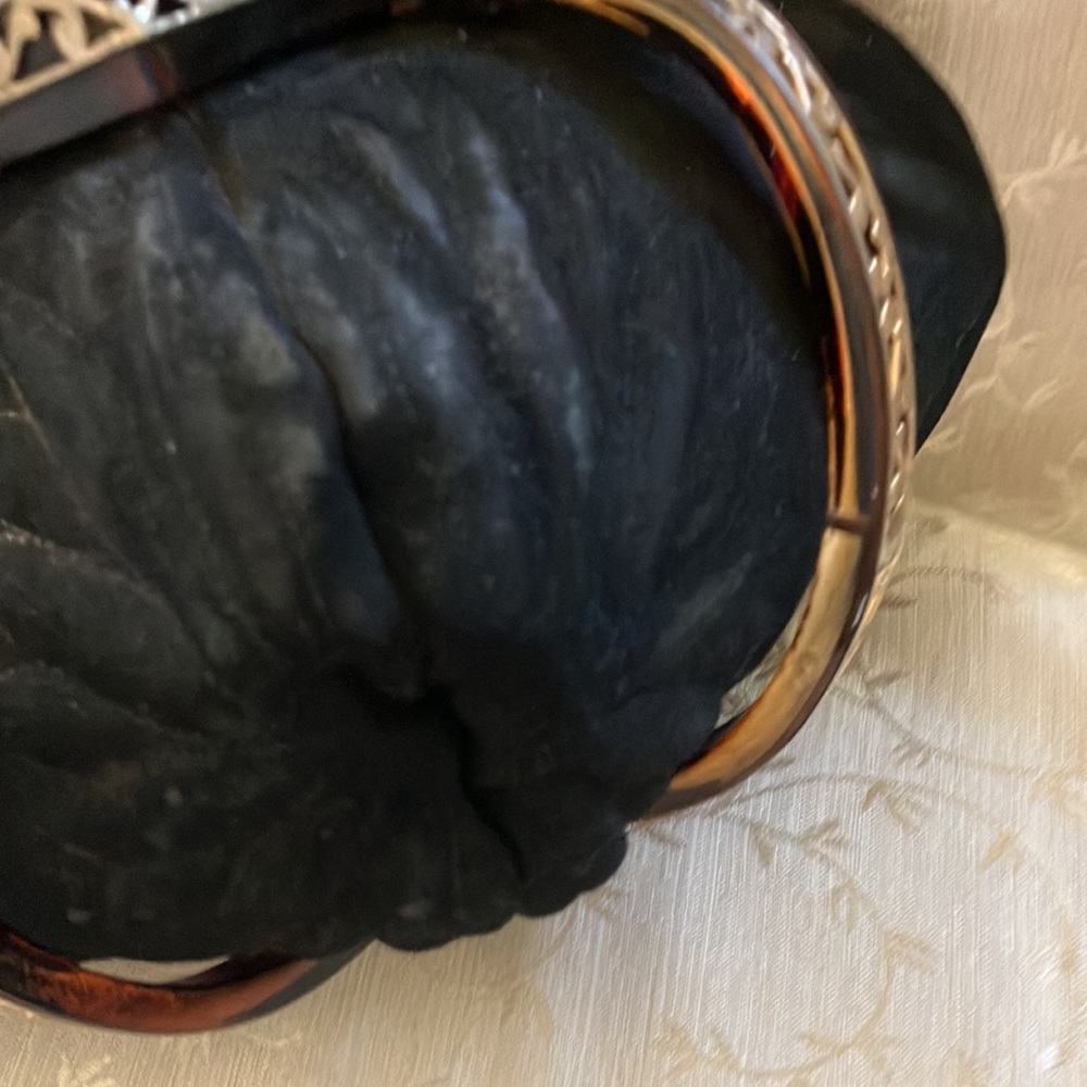 Vintage-Inspired Black Velvet Evening Bag with Gold Accents - Picture 5 of 8